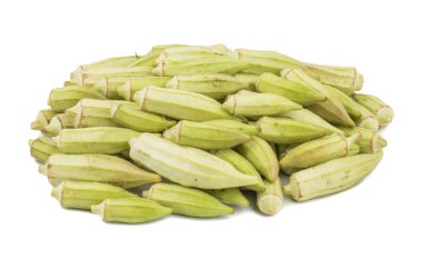 Yeşil bamya sebze yığını veya Bayan parmak, beyaz arka plan üzerinde Bhindi izole