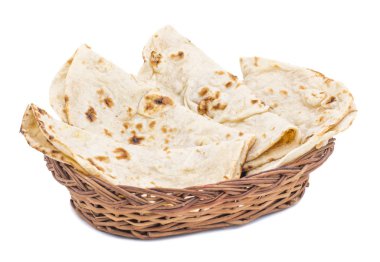 Tandır Roti sepete hizmet Hint mutfağı da Chapati, gözleme, Naan veya beyaz arka plan üzerinde izole Nan ekmek denir