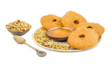 Hint geleneksel tatlı Kachori da biliyorum olarak Mawa Kachori, Kachauri veya Kachodi, doldurulmuş Kachori ile yoğunlaştırılmış süt, peynir ve kuru meyve ve hizmet ile şeker beyaz arka plan üzerinde izole şurubu