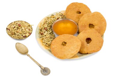 Hint geleneksel tatlı Kachori da biliyorum olarak Mawa Kachori, Kachauri veya Kachodi, doldurulmuş Kachori ile yoğunlaştırılmış süt, peynir ve kuru meyve ve hizmet ile şeker beyaz arka plan üzerinde izole şurubu