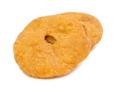 Hint geleneksel tatlı Kachori da biliyorum olarak Mawa Kachori, Kachauri veya Kachodi, doldurulmuş Kachori ile yoğunlaştırılmış süt, peynir ve kuru meyve ve hizmet ile şeker beyaz arka plan üzerinde izole şurubu