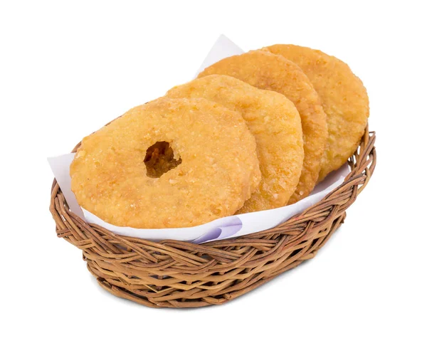 Hint geleneksel tatlı Kachori da biliyorum olarak Mawa Kachori, Kachauri veya Kachodi, doldurulmuş Kachori ile yoğunlaştırılmış süt, peynir ve kuru meyve ve hizmet ile şeker beyaz arka plan üzerinde izole şurubu