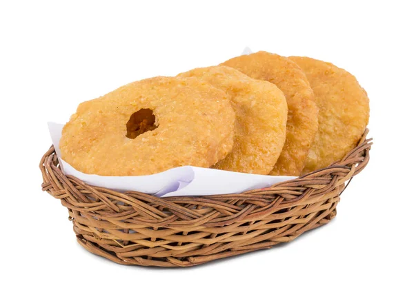 Hint geleneksel tatlı Kachori da biliyorum olarak Mawa Kachori, Kachauri veya Kachodi, doldurulmuş Kachori ile yoğunlaştırılmış süt, peynir ve kuru meyve ve hizmet ile şeker beyaz arka plan üzerinde izole şurubu