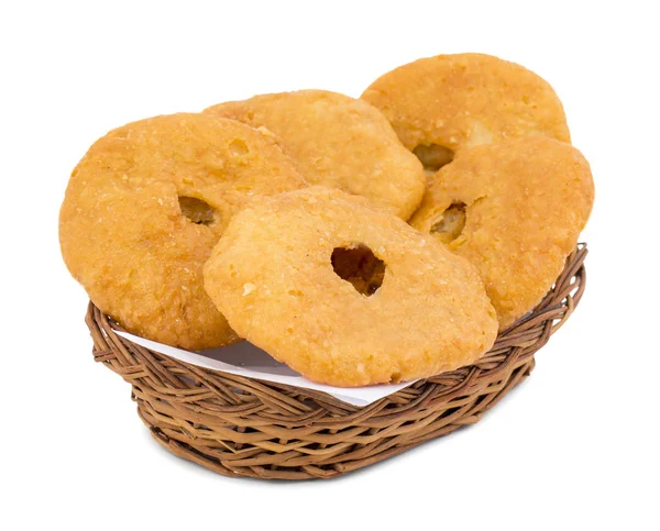 Hint geleneksel tatlı Kachori da biliyorum olarak Mawa Kachori, Kachauri veya Kachodi, doldurulmuş Kachori ile yoğunlaştırılmış süt, peynir ve kuru meyve ve hizmet ile şeker beyaz arka plan üzerinde izole şurubu