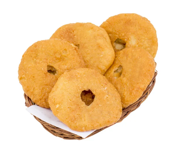 Hint geleneksel tatlı Kachori da biliyorum olarak Mawa Kachori, Kachauri veya Kachodi, doldurulmuş Kachori ile yoğunlaştırılmış süt, peynir ve kuru meyve ve hizmet ile şeker beyaz arka plan üzerinde izole şurubu