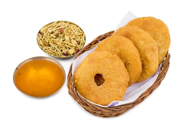 Hint geleneksel tatlı Kachori da biliyorum olarak Mawa Kachori, Kachauri veya Kachodi, doldurulmuş Kachori ile yoğunlaştırılmış süt, peynir ve kuru meyve ve hizmet ile şeker beyaz arka plan üzerinde izole şurubu