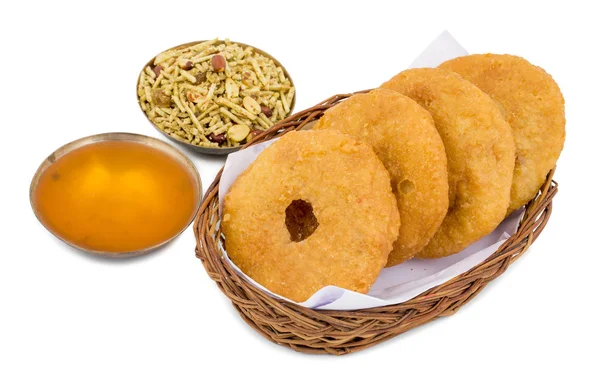 Hint geleneksel tatlı Kachori da biliyorum olarak Mawa Kachori, Kachauri veya Kachodi, doldurulmuş Kachori ile yoğunlaştırılmış süt, peynir ve kuru meyve ve hizmet ile şeker beyaz arka plan üzerinde izole şurubu