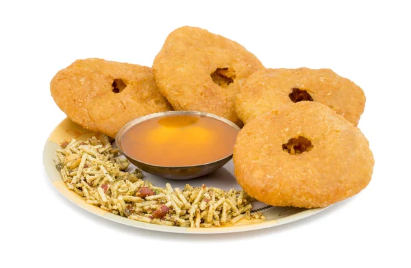 Hint geleneksel tatlı Kachori da biliyorum olarak Mawa Kachori, Kachauri veya Kachodi, doldurulmuş Kachori ile yoğunlaştırılmış süt, peynir ve kuru meyve ve hizmet ile şeker beyaz arka plan üzerinde izole şurubu