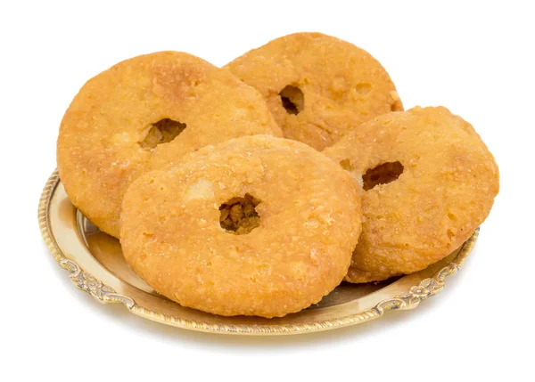 Hint geleneksel tatlı Kachori da biliyorum olarak Mawa Kachori, Kachauri veya Kachodi, doldurulmuş Kachori ile yoğunlaştırılmış süt, peynir ve kuru meyve ve hizmet ile şeker beyaz arka plan üzerinde izole şurubu