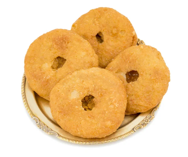 Hint geleneksel tatlı Kachori da biliyorum olarak Mawa Kachori, Kachauri veya Kachodi, doldurulmuş Kachori ile yoğunlaştırılmış süt, peynir ve kuru meyve ve hizmet ile şeker beyaz arka plan üzerinde izole şurubu