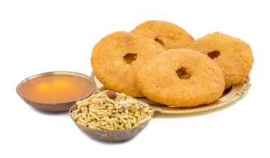 Hint geleneksel tatlı Kachori da biliyorum olarak Mawa Kachori, Kachauri veya Kachodi, doldurulmuş Kachori ile yoğunlaştırılmış süt, peynir ve kuru meyve ve hizmet ile şeker beyaz arka plan üzerinde izole şurubu