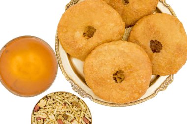 Hint geleneksel tatlı Kachori da biliyorum olarak Mawa Kachori, Kachauri veya Kachodi, doldurulmuş Kachori ile yoğunlaştırılmış süt, peynir ve kuru meyve ve hizmet ile şeker beyaz arka plan üzerinde izole şurubu