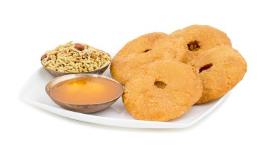 Hint geleneksel tatlı Kachori da biliyorum olarak Mawa Kachori, Kachauri veya Kachodi, doldurulmuş Kachori ile yoğunlaştırılmış süt, peynir ve kuru meyve ve hizmet ile şeker beyaz arka plan üzerinde izole şurubu