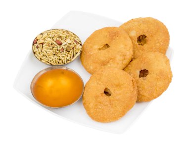 Hint geleneksel tatlı Kachori da biliyorum olarak Mawa Kachori, Kachauri veya Kachodi, doldurulmuş Kachori ile yoğunlaştırılmış süt, peynir ve kuru meyve ve hizmet ile şeker beyaz arka plan üzerinde izole şurubu