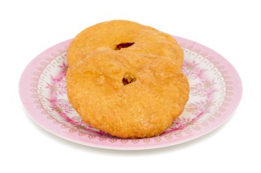 Hint geleneksel tatlı Kachori da biliyorum olarak Mawa Kachori, Kachauri veya Kachodi, doldurulmuş Kachori ile yoğunlaştırılmış süt, peynir ve kuru meyve ve hizmet ile şeker beyaz arka plan üzerinde izole şurubu