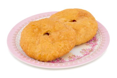 Hint geleneksel tatlı Kachori da biliyorum olarak Mawa Kachori, Kachauri veya Kachodi, doldurulmuş Kachori ile yoğunlaştırılmış süt, peynir ve kuru meyve ve hizmet ile şeker beyaz arka plan üzerinde izole şurubu