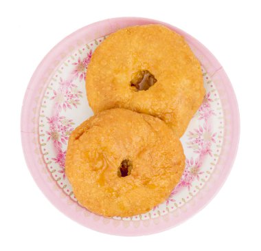 Hint geleneksel tatlı Kachori da biliyorum olarak Mawa Kachori, Kachauri veya Kachodi, doldurulmuş Kachori ile yoğunlaştırılmış süt, peynir ve kuru meyve ve hizmet ile şeker beyaz arka plan üzerinde izole şurubu