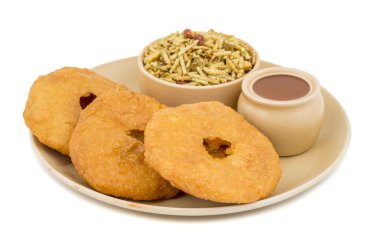 Hint geleneksel tatlı Kachori da biliyorum olarak Mawa Kachori, Kachauri veya Kachodi, doldurulmuş Kachori ile yoğunlaştırılmış süt, peynir ve kuru meyve ve hizmet ile şeker beyaz arka plan üzerinde izole şurubu