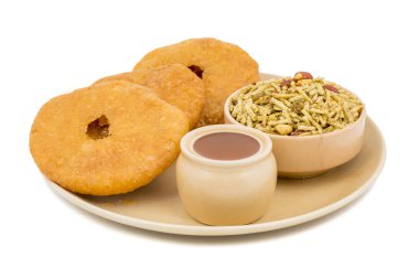 Hint geleneksel tatlı Kachori da biliyorum olarak Mawa Kachori, Kachauri veya Kachodi, doldurulmuş Kachori ile yoğunlaştırılmış süt, peynir ve kuru meyve ve hizmet ile şeker beyaz arka plan üzerinde izole şurubu