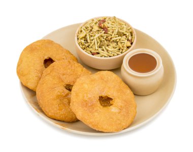 Hint geleneksel tatlı Kachori da biliyorum olarak Mawa Kachori, Kachauri veya Kachodi, doldurulmuş Kachori ile yoğunlaştırılmış süt, peynir ve kuru meyve ve hizmet ile şeker beyaz arka plan üzerinde izole şurubu