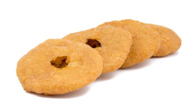 Hint geleneksel tatlı Kachori da biliyorum olarak Mawa Kachori, Kachauri veya Kachodi, doldurulmuş Kachori ile yoğunlaştırılmış süt, peynir ve kuru meyve ve hizmet ile şeker beyaz arka plan üzerinde izole şurubu