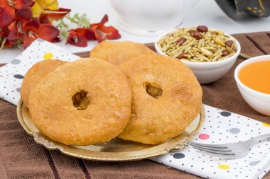 Hint Geleneksel Tatlı Kachori olarak da bilinir. Mawa Kachori, Kachauri veya Kachodi olarak da bilinir. Yoğunlaştırılmış süt, peynir ve kuru meyvelerle doldurulmuş ve şeker şurubuyla servis edilmiştir.
