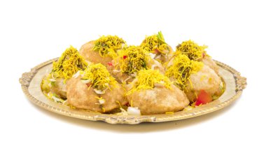 Hint baharatlı Chaat madde Sev Puri dolması ile patates, beyaz arka plan üzerinde Sev Namkeen, kişniş, Chutney izole. O bir en popüler Snack, Mumbai, Maharashtra olduğunu
