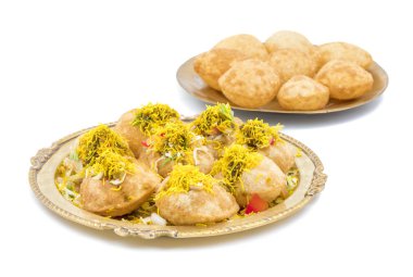Hint baharatlı Chaat madde Sev Puri dolması ile patates, beyaz arka plan üzerinde Sev Namkeen, kişniş, Chutney izole. O bir en popüler Snack, Mumbai, Maharashtra olduğunu