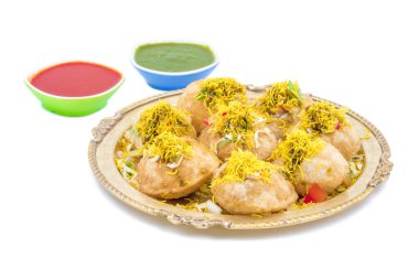 Hint baharatlı Chaat madde Sev Puri dolması ile patates, beyaz arka plan üzerinde Sev Namkeen, kişniş, Chutney izole. O bir en popüler Snack, Mumbai, Maharashtra olduğunu