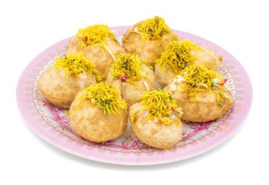 Hint baharatlı Chaat madde Sev Puri dolması ile patates, beyaz arka plan üzerinde Sev Namkeen, kişniş, Chutney izole. O bir en popüler Snack, Mumbai, Maharashtra olduğunu