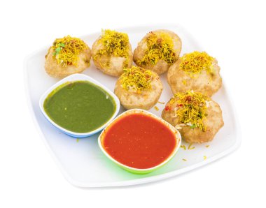 Hint baharatlı Chaat madde Sev Puri dolması ile patates, beyaz arka plan üzerinde Sev Namkeen, kişniş, Chutney izole. O bir en popüler Snack, Mumbai, Maharashtra olduğunu
