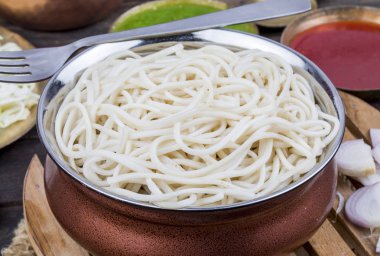 Haşlanmış Chow Mein veya Hakka Erişteleri Ahşap Arkaplanda Chutney ile servis edilir