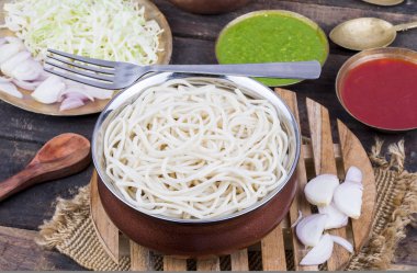 Haşlanmış Chow Mein veya Hakka Erişteleri Ahşap Arkaplanda Chutney ile servis edilir