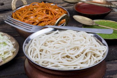 Haşlanmış Chow Mein veya Hakka Erişteleri Ahşap Arkaplanda Chutney ile servis edilir