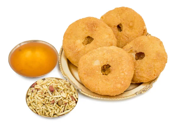 Hint geleneksel tatlı Kachori da biliyorum olarak Mawa Kachori, Kachauri veya Kachodi, doldurulmuş Kachori ile yoğunlaştırılmış süt, peynir ve kuru meyve ve hizmet ile şeker beyaz arka plan üzerinde izole şurubu