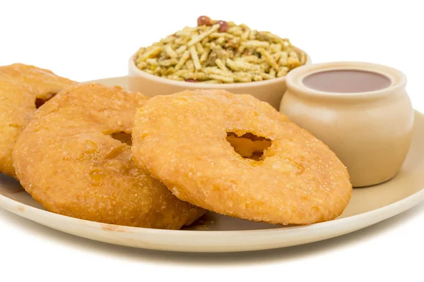 Hint geleneksel tatlı Kachori da biliyorum olarak Mawa Kachori, Kachauri veya Kachodi, doldurulmuş Kachori ile yoğunlaştırılmış süt, peynir ve kuru meyve ve hizmet ile şeker beyaz arka plan üzerinde izole şurubu