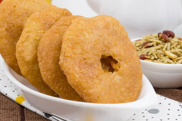 Hint Geleneksel Tatlı Kachori olarak da bilinir. Mawa Kachori, Kachauri veya Kachodi olarak da bilinir. Yoğunlaştırılmış süt, peynir ve kuru meyvelerle doldurulmuş ve şeker şurubuyla servis edilmiştir.