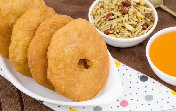 Hint Geleneksel Tatlı Kachori olarak da bilinir. Mawa Kachori, Kachauri veya Kachodi olarak da bilinir. Yoğunlaştırılmış süt, peynir ve kuru meyvelerle doldurulmuş ve şeker şurubuyla servis edilmiştir.