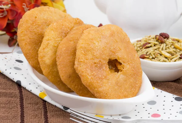 Hint Geleneksel Tatlı Kachori olarak da bilinir. Mawa Kachori, Kachauri veya Kachodi olarak da bilinir. Yoğunlaştırılmış süt, peynir ve kuru meyvelerle doldurulmuş ve şeker şurubuyla servis edilmiştir.