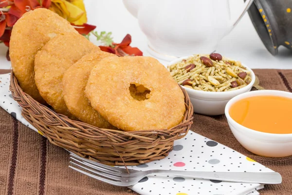 Hint Geleneksel Tatlı Kachori olarak da bilinir. Mawa Kachori, Kachauri veya Kachodi olarak da bilinir. Yoğunlaştırılmış süt, peynir ve kuru meyvelerle doldurulmuş ve şeker şurubuyla servis edilmiştir.