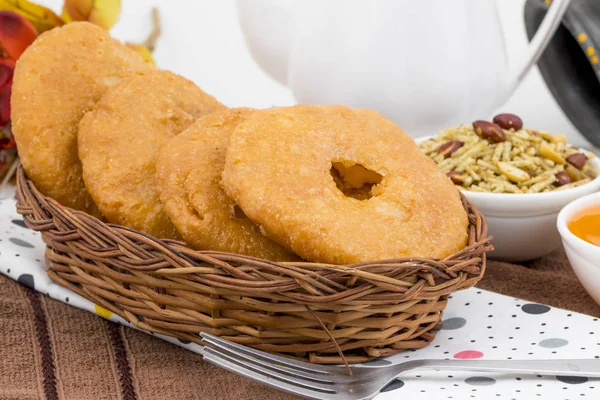 Hint Geleneksel Tatlı Kachori olarak da bilinir. Mawa Kachori, Kachauri veya Kachodi olarak da bilinir. Yoğunlaştırılmış süt, peynir ve kuru meyvelerle doldurulmuş ve şeker şurubuyla servis edilmiştir.