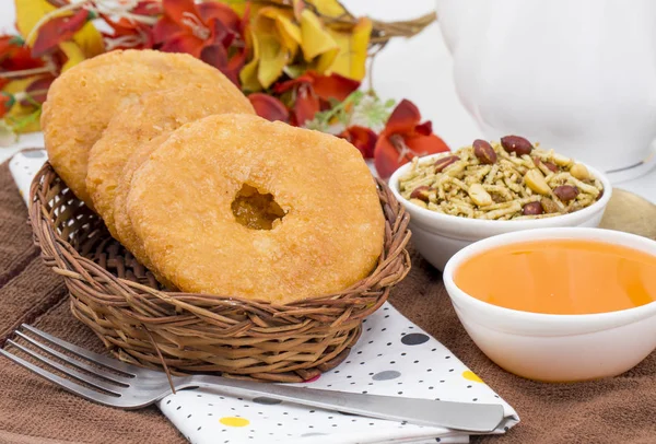 Hint Geleneksel Tatlı Kachori olarak da bilinir. Mawa Kachori, Kachauri veya Kachodi olarak da bilinir. Yoğunlaştırılmış süt, peynir ve kuru meyvelerle doldurulmuş ve şeker şurubuyla servis edilmiştir.