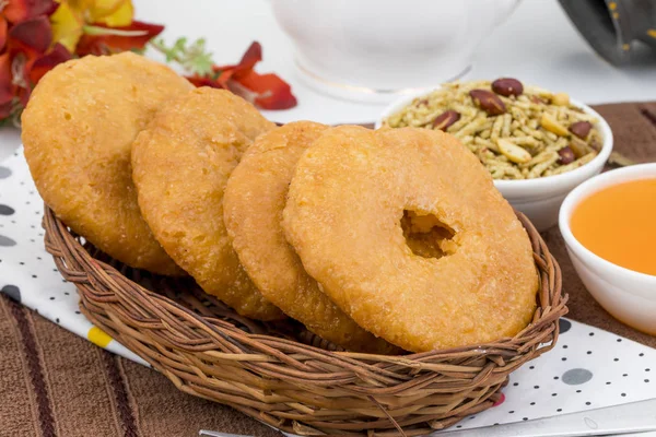 Hint Geleneksel Tatlı Kachori olarak da bilinir. Mawa Kachori, Kachauri veya Kachodi olarak da bilinir. Yoğunlaştırılmış süt, peynir ve kuru meyvelerle doldurulmuş ve şeker şurubuyla servis edilmiştir.