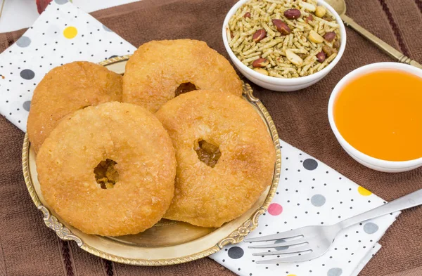 Hint Geleneksel Tatlı Kachori olarak da bilinir. Mawa Kachori, Kachauri veya Kachodi olarak da bilinir. Yoğunlaştırılmış süt, peynir ve kuru meyvelerle doldurulmuş ve şeker şurubuyla servis edilmiştir.