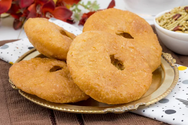 Hint Geleneksel Tatlı Kachori olarak da bilinir. Mawa Kachori, Kachauri veya Kachodi olarak da bilinir. Yoğunlaştırılmış süt, peynir ve kuru meyvelerle doldurulmuş ve şeker şurubuyla servis edilmiştir.
