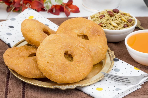 Hint Geleneksel Tatlı Kachori olarak da bilinir. Mawa Kachori, Kachauri veya Kachodi olarak da bilinir. Yoğunlaştırılmış süt, peynir ve kuru meyvelerle doldurulmuş ve şeker şurubuyla servis edilmiştir.