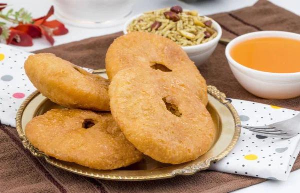 Hint Geleneksel Tatlı Kachori olarak da bilinir. Mawa Kachori, Kachauri veya Kachodi olarak da bilinir. Yoğunlaştırılmış süt, peynir ve kuru meyvelerle doldurulmuş ve şeker şurubuyla servis edilmiştir.