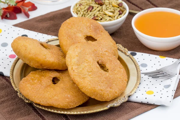 Hint Geleneksel Tatlı Kachori olarak da bilinir. Mawa Kachori, Kachauri veya Kachodi olarak da bilinir. Yoğunlaştırılmış süt, peynir ve kuru meyvelerle doldurulmuş ve şeker şurubuyla servis edilmiştir.