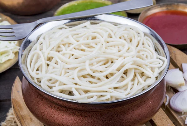 Haşlanmış Chow Mein veya Hakka Erişteleri Ahşap Arkaplanda Chutney ile servis edilir