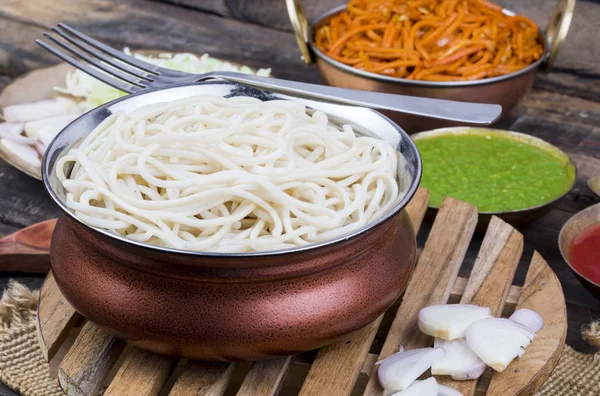 Haşlanmış Chow Mein veya Hakka Erişteleri Ahşap Arkaplanda Chutney ile servis edilir